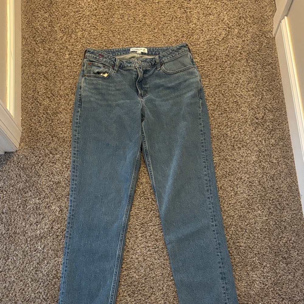 Mid rise 90s straight jean (curve love) with embroidered heart pocket